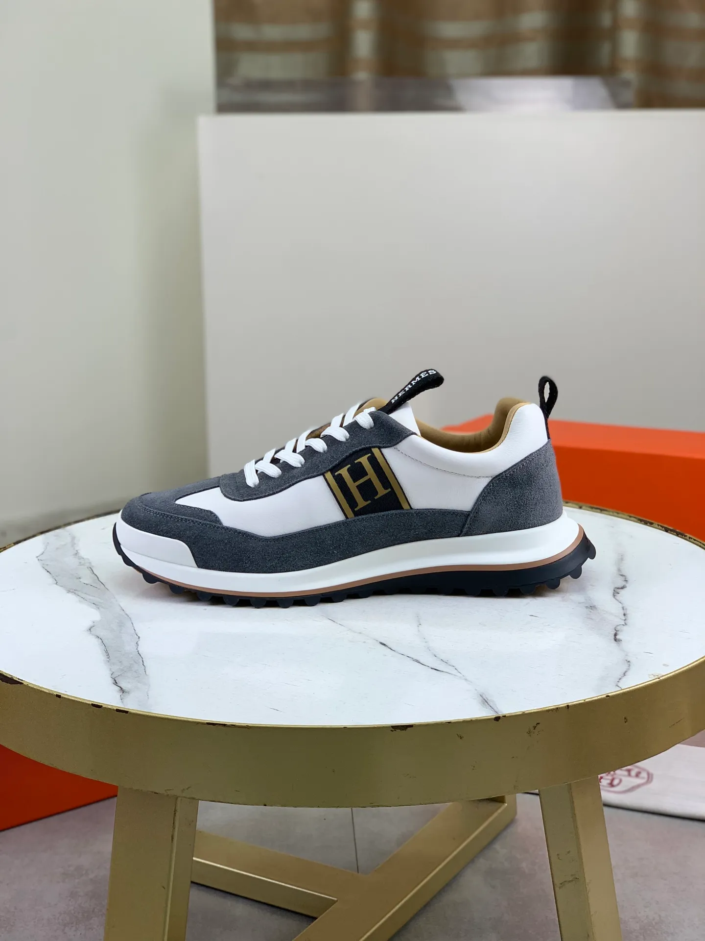 Factory price P800 Top version Original order Hermes men's Drift Sneaker summer new casual sports shoes Original purchase development and production H family men's classic series technological breathable fabrics with cowhide casual sports shoes Casual sports dad shoes combine high-tech breathable materials and cowhide, H family exclusive button decoration on the side The outsole is full of H italic design and bright colors show vitality and continue the brand design inspiration. Stroll around the city lightly and feel free and comfortable. Delivered in exquisite packaging 🛍📦 ▪️Fabric: original customized breathable material + first layer of cowhide ▪️Inner: cowhide feet ▪️Outsole: molded and evacuated PU+TPU material ▪️Size: 39-44 (38 45 customized) Multiple colors available Premium packaging